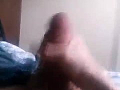 Ein erbitterter Mann zeigt sein gewaltiges Penis