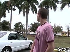 Video HD seorang pria gay yang menakjubkan dengan bajunya robek