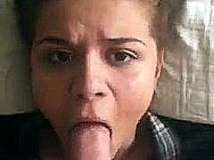 En ung brunette får en stor penis dybt ned i halsen