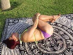 MILF boginja pokazuje svoje oblikovano telo na satu joge