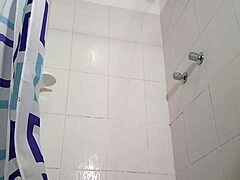 MILF bogini pokazuje swoją oszałamiającą i wilgotną sylwetkę pod prysznicem