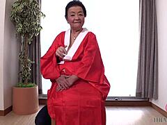 Japanska mormor Yuko Ogasawara visar upp sina massagefärdigheter och bröst