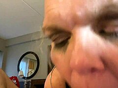 MILF Jenna Jaynes ger en stor kuk en gagging blowjob i en krage och kedja