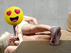 Sarışın MILF havuzda anal zevk alıyor