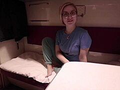 Миссионерский секс в поезде со зрелой милфой