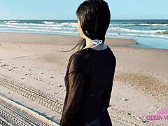 To modne kvinner borer en tenåringsjente på stranden