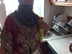 Pulizie estreme: scioccare una cameriera musulmana con una richiesta sporca