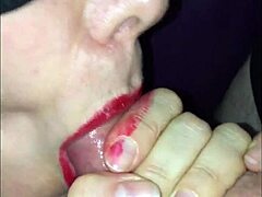 MILF og amatørkone blir knullet og knullet i denne BDSM-videoen