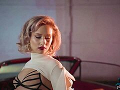 Blond MILF Polina viser frem sin store runde rumpe i en striptease for Playboy i en cabriolet