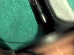 Una MILF afeitada es follada por una máquina en su coño