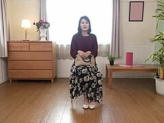 Japansk moden Nami Risha giver et handjob til en fotograf