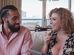 Šťastný cukrový kocourek James Angel dává Sáře Jay kouření v tomto MILF porno videu