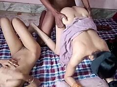Belle-mère et belle-fille indiennes se livrent à des léchages de bite et à des cunnilingus en hindi