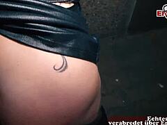 Reife Frau mit Tattoos wird von ihrem Partner gefickt