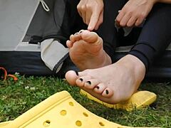 HD-video af en mors beskidte fødder, der bliver tørret