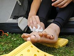 Vidéo HD des pieds sales d'une maman qui se fait essuyer