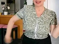 Zralá MILF MariaOld si houpe prsa pro tebe v tomto amatérském videu
