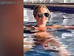 MILF-mor bliver fræk i sexet badekåbe i HD-video