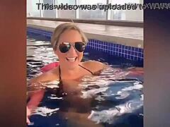 MILF anyuka szemtelenkedik szexi fürdőköpenyben HD videóban