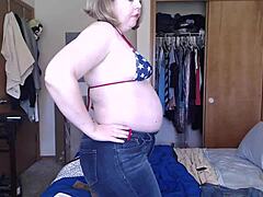 Дебела момиче в горещо бельо показва тялото си на уебкамера