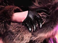 MILF mendominasi dengan kot bulu dan sarung tangan kulit dalam video buatan sendiri