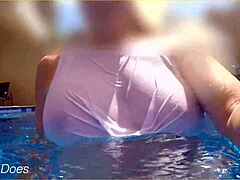 Mergulhando na piscina do hotel com uma mulher madura