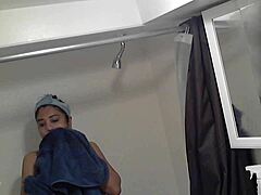 Индийски майки се душ сесия, заснети от скрита камера