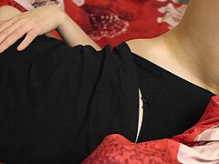 Masturbasi di tempat tidur dengan seorang MILF cantik: Video buatan sendiri