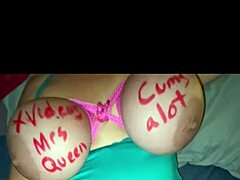 ¡MRSQUEENCUMSALOT te trae un video casero con grandes tetas y sexo hardcore! ¡No te lo pierdas!