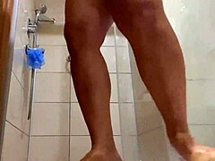 Bir MILF banyoda ıslanır ve vahşi bir şekilde seks yapar