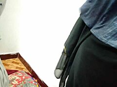 Indijska služkinja dobi svojo ritko nabito s strani svojega šefa v vročem seks videu