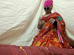 Волосатый трах в киску и анальный секс с индийской мамой