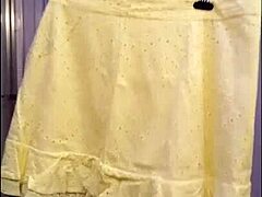 Zrelý crossdresser skúša nové sukne v HD videu