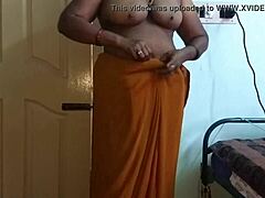 La esposa india infiel Desi se masturba con sus grandes tetas y su coño afeitado