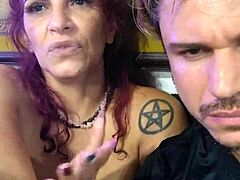 MILF Melissa ja tatuoitu kaveri kuumassa seksinauhassa