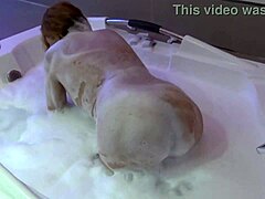 Любяща съпруга се наслаждава на гореща вана с кукерски приятел