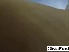 オリビアのビキニ姿のプールプレイタイム