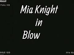 Moden MILF Mia Knights brunette hår og store bryster i HD-video