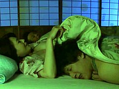 Ibu Jepang Memberikan Blowjob pada Anak Tiri Saat Suaminya Tidur