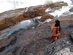Una signora africana matura con tette naturali viene scopata davanti alla spiaggia