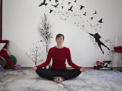 Dojrzała rosyjska mama pokazuje swoją dupę na lekcji jogi