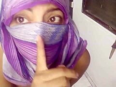 Moden arabisk kvinne i hijab kommer i intens orgasme mens hun masturberer