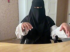 Arabisk moden kvinne tilfredsstiller seg selv på webkamera