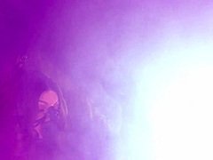アヤ・グランダースのエピックなファッションビデオが、セクシーな衣装で彼女の曲線美を披露!