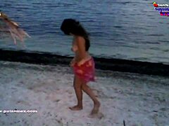 Mamá amateur recibe una mamada de gran culo en la playa