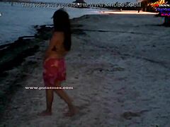 Amatør-mor får en stor røv blowjob på stranden