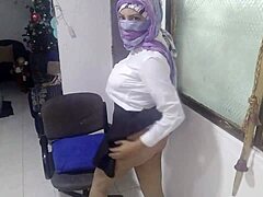 Arabska żona w stroju szkolnym bawi się sama