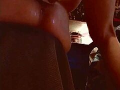 Zrelá mama s veľkými prsiami strieka niekoľkokrát v horúcom videu