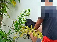 Amadora madura fica safada com o namorado da namorada no quintal - escândalo filipino