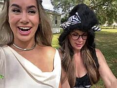 Reife Cougar wird in Halloween-Pornovideo doppelt penetriert